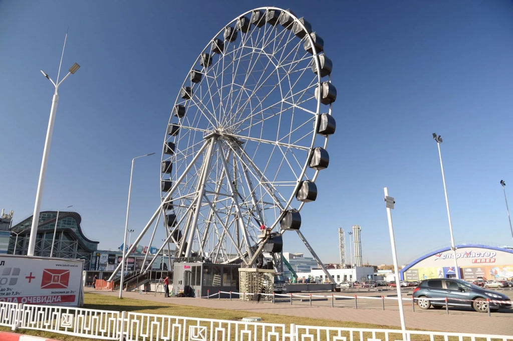 Ferris wheel on the embankment of the Miass River 
