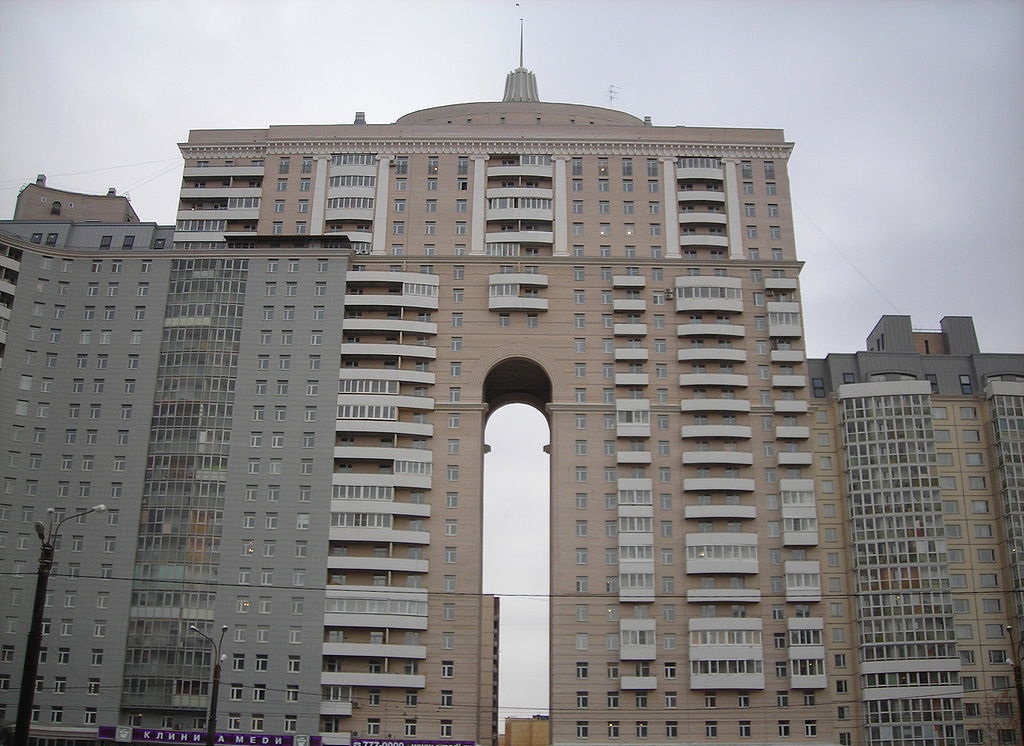 Building on Komendantsky Avenue 