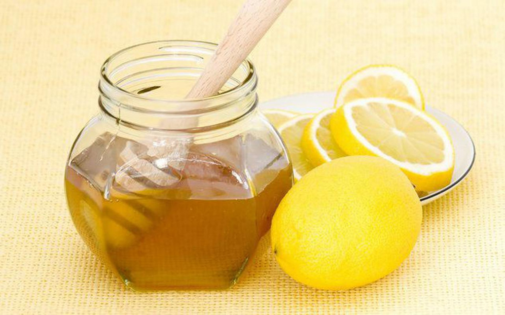 Chamomile infusion, honey, milk and lemon juice 