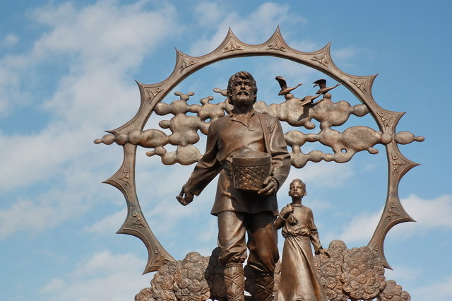 Monument to settlers in Altai 
