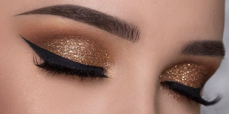 using glitter for eyelid makeup 