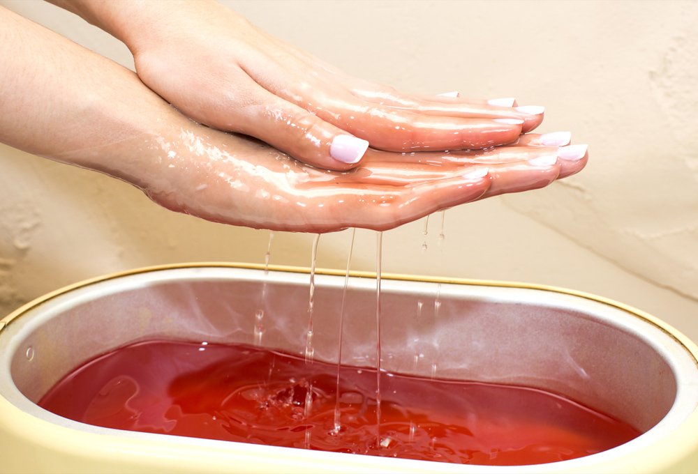 How to use paraffin or wax to strengthen flaky nails 