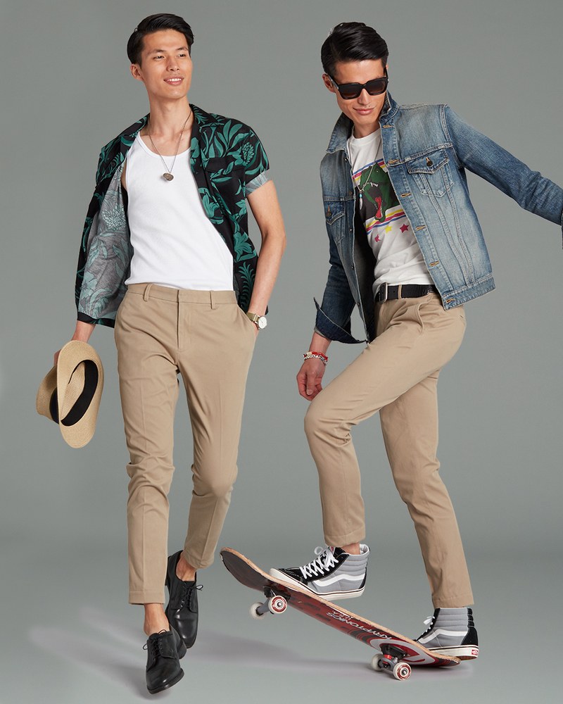 With beige trousers, you can make up many sets in a sporty and youth style 