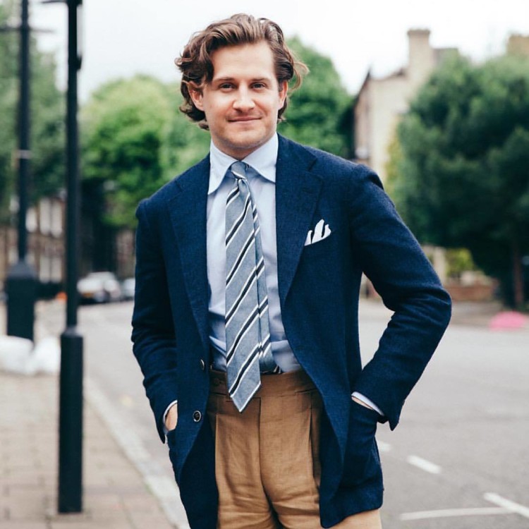 Most often, jackets of different shades of blue are worn with beige trousers. 