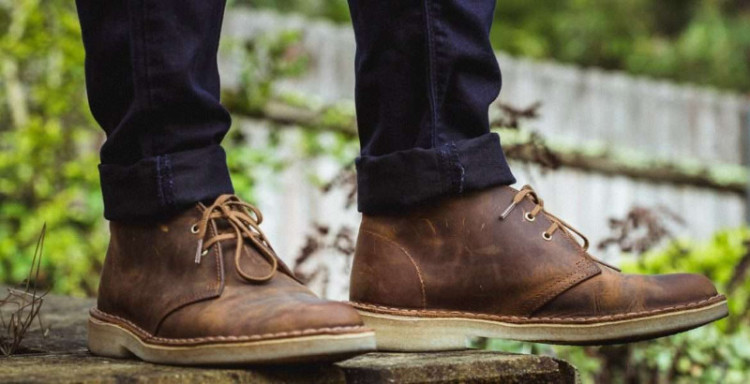In any incomprehensible situation, combine chukka boots with jeans - a win-win option 