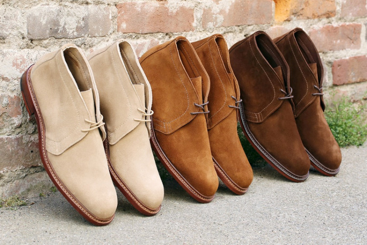 You can find chukka shoes in a variety of colors in stores, but we recommend that you first of all pay attention to the shades of brown. 