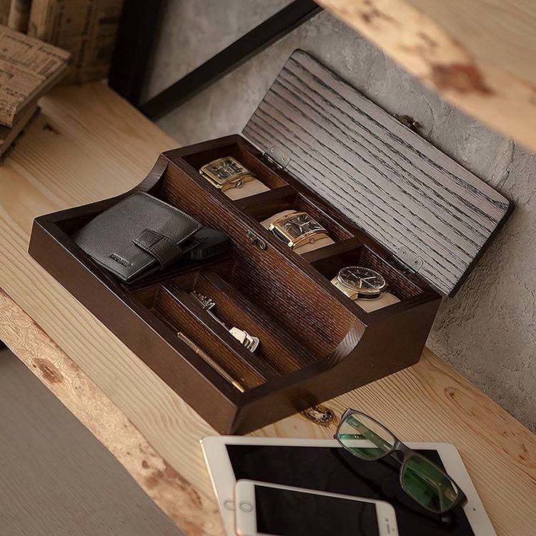 Box for storing men's trinkets 