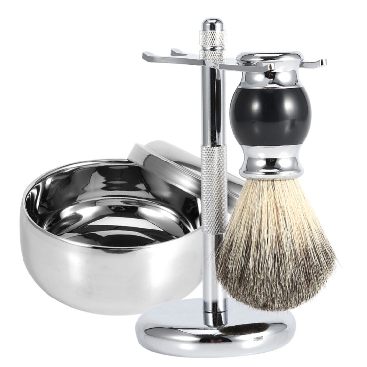 A fusion of tradition and innovation: a quality shave and a spectacular new accessory for men in the bathroom. 