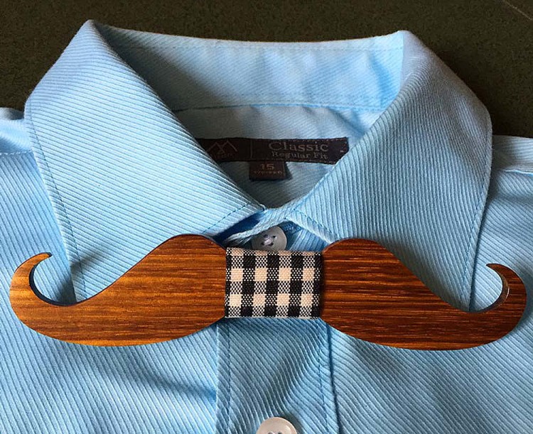 Wooden bow tie is an unusual wardrobe item for Russia 
