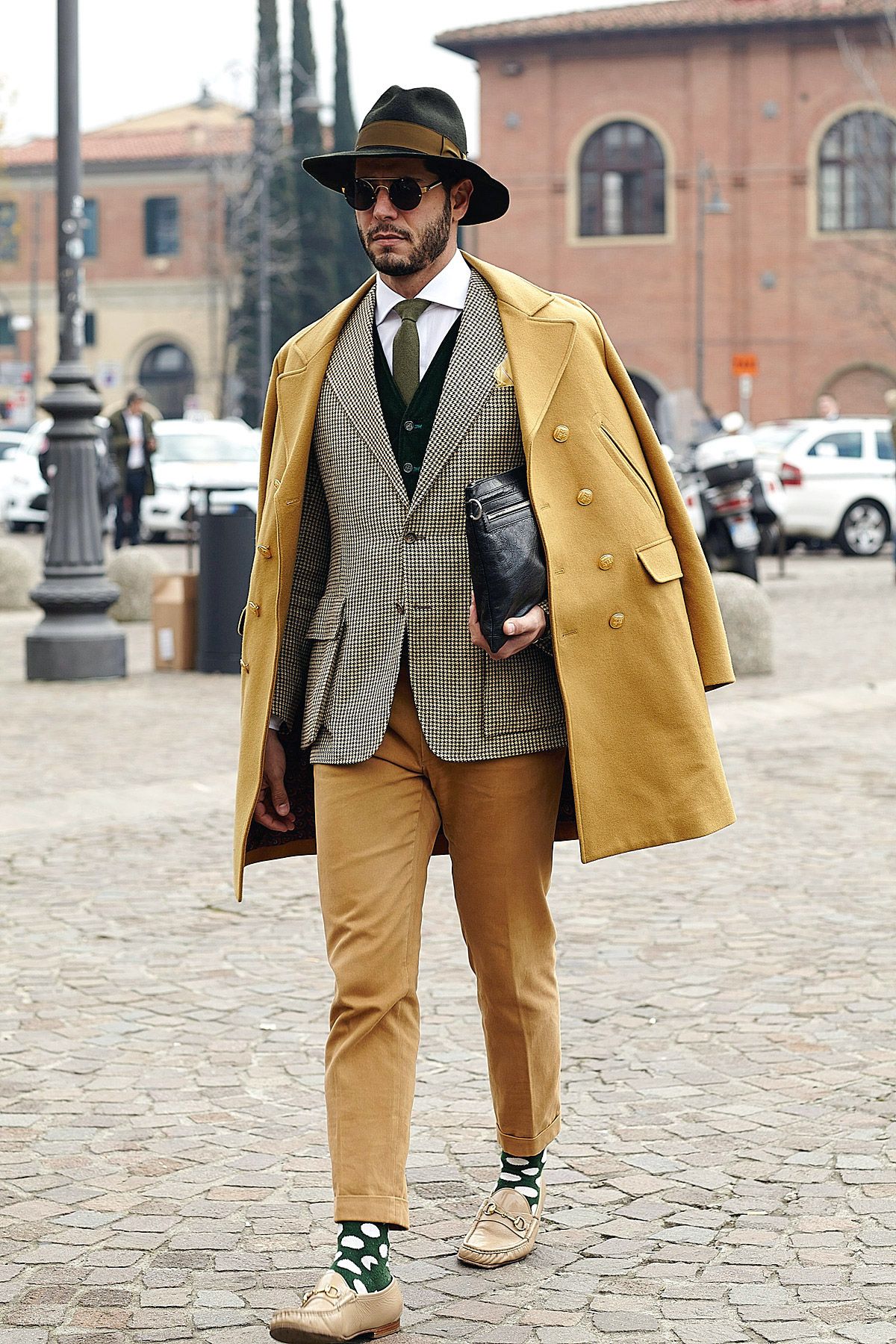 A bright street-style set can also be elegant if you add classic styles and a fedora hat here. 