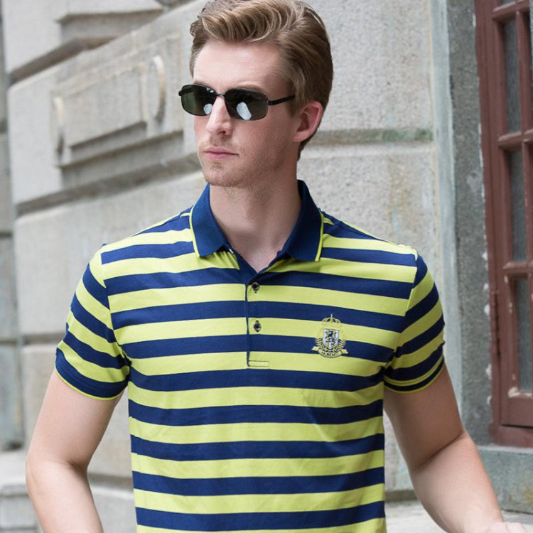 Polo can be discreet colors, like a shirt, or with a bright pattern - like a T-shirt 