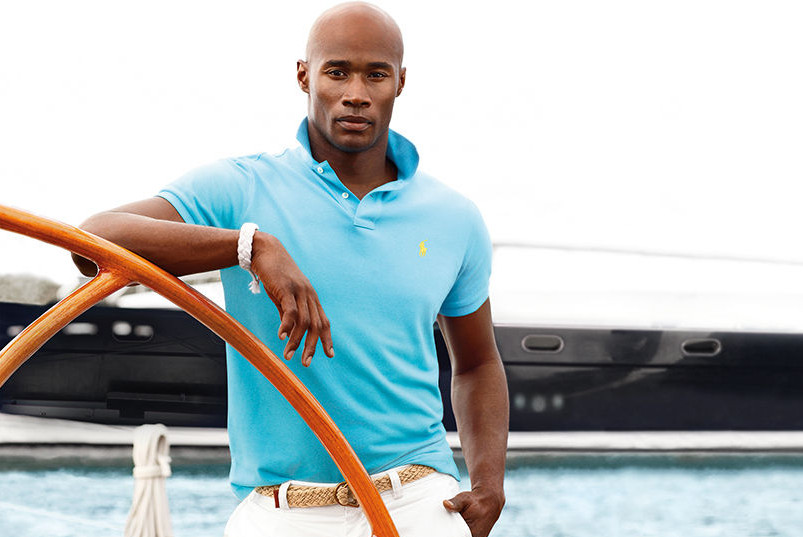 White pants with a polo shirt - an elegant set for a seaside holiday 