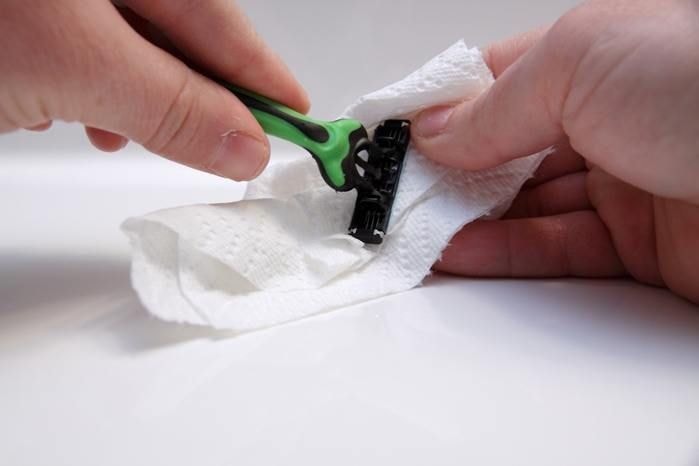 Disinfect the razor and blades with rubbing alcohol 