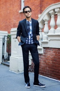 Classic suit with black sneakers 