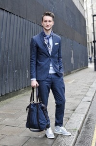 Casual suit with gray sneakers 