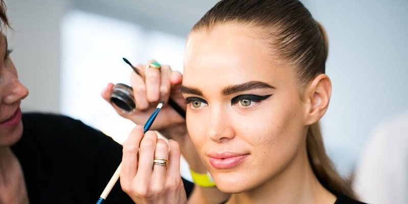 The role of eyebrows and eyes in makeup 