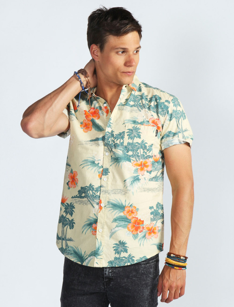 Of the accessories, leather bracelets are best combined with Hawaiian shirts. 