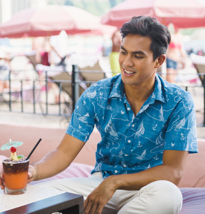 A variation of a Hawaiian shirt in a discreet color scheme can be suitable for both leisure and work in the summer. 