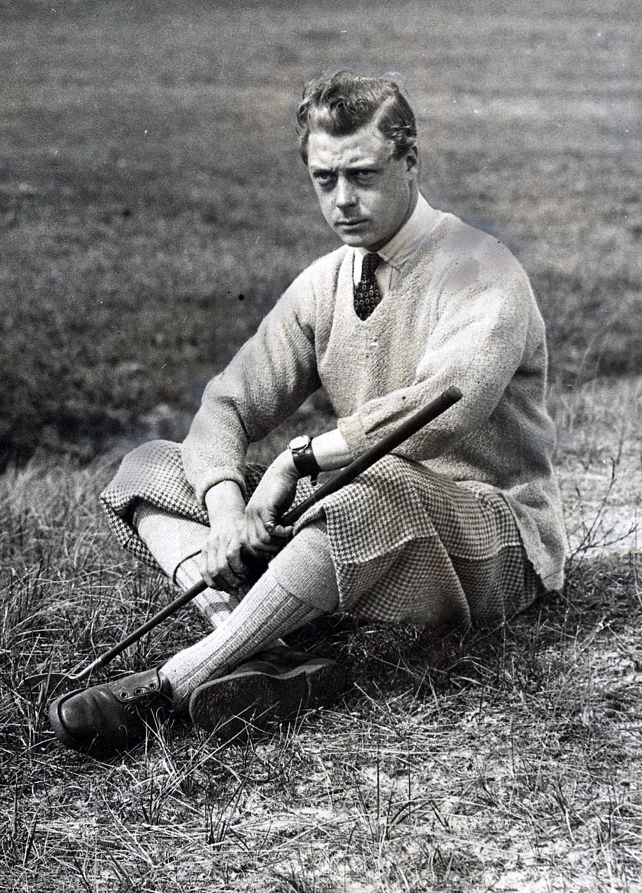 The traditional men's golf suit has the harsh nature of the cool Scottish climate 