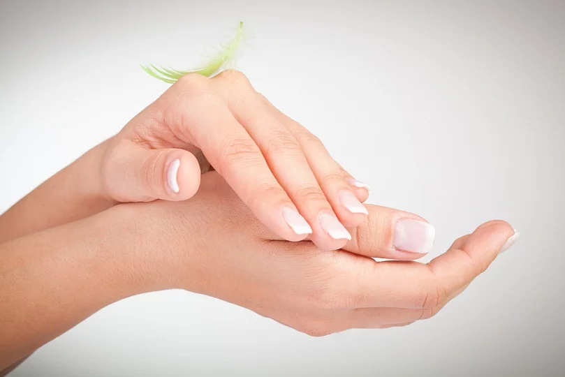 Protection to grow long nails 