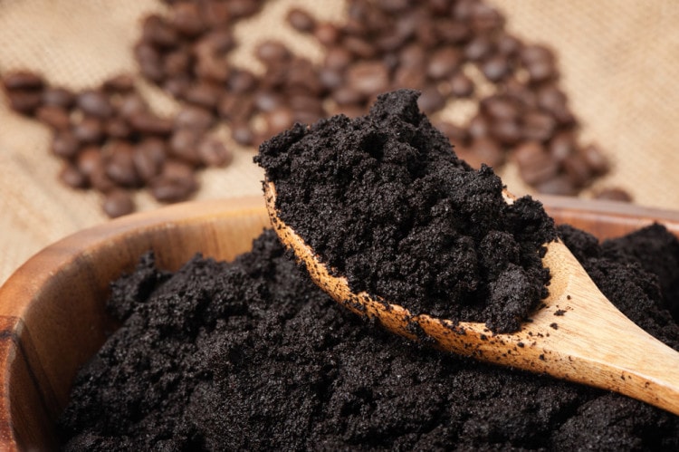 Coffee grounds can remove dirt from leather 
