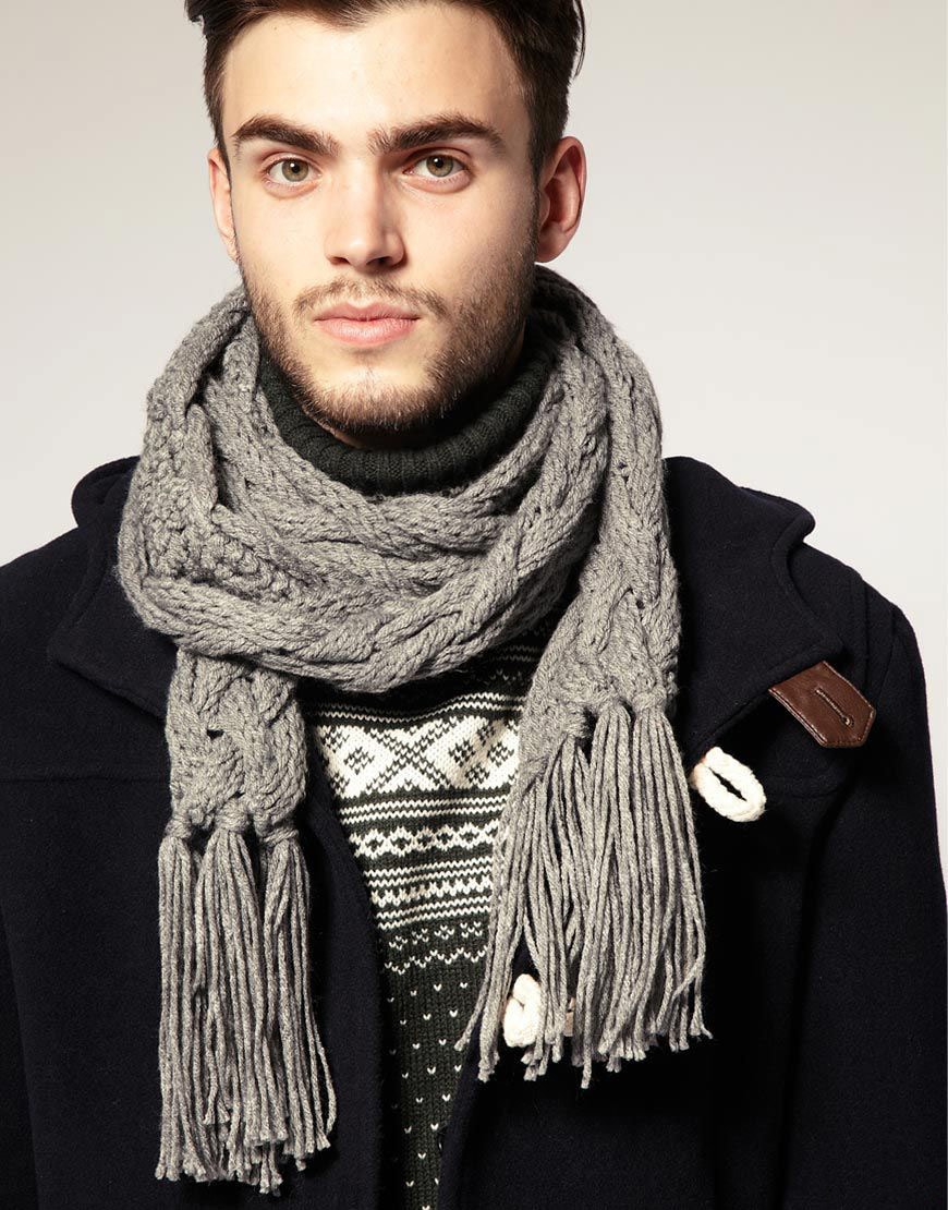 Gray men's scarf with chunky knit 