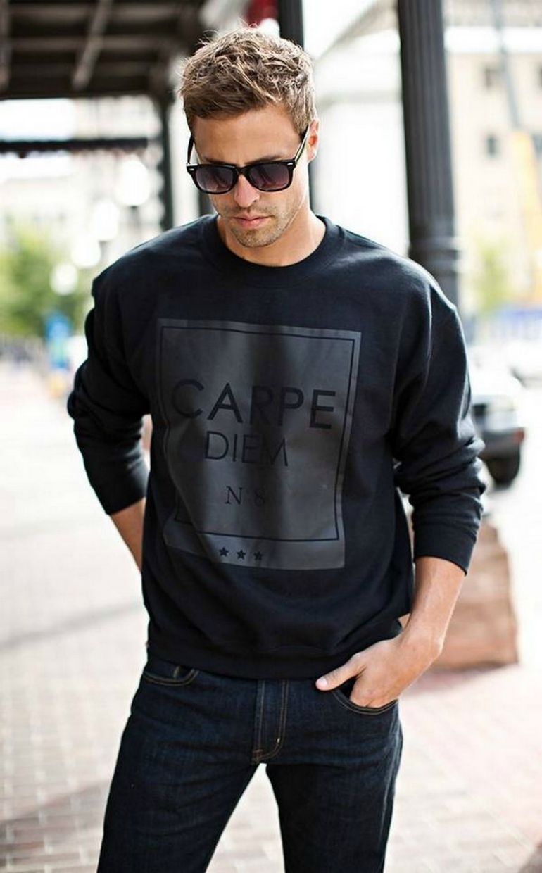 Both classic jumpers and fashionable sweatshirts can be ordered online quite safely 