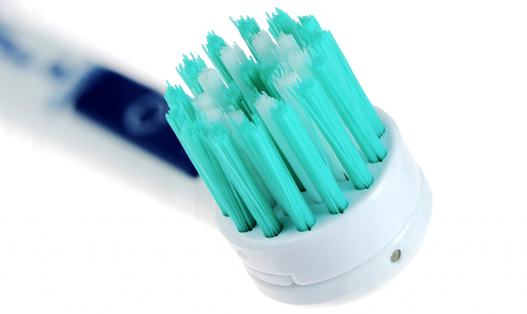 What are the main types of toothbrushes? 