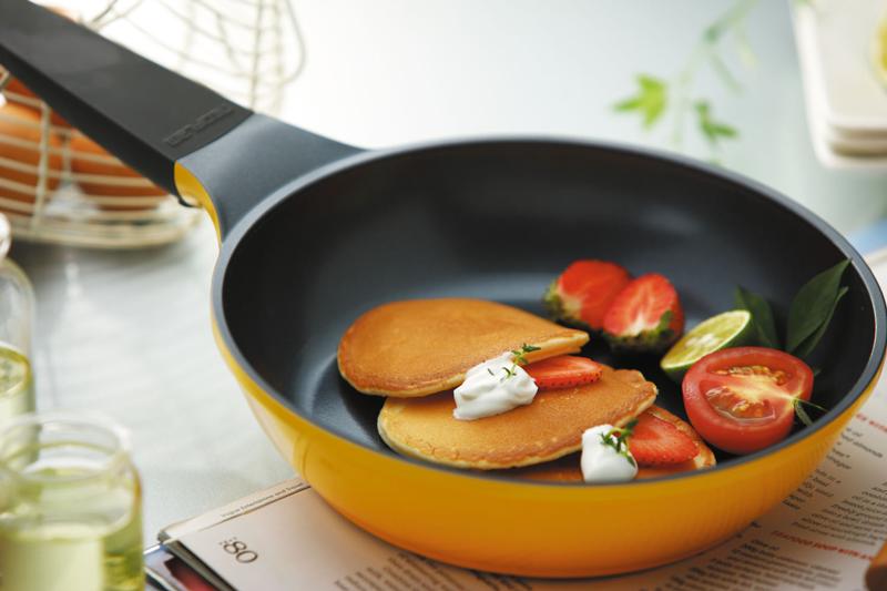 which is better: a ceramic or teflon pan 