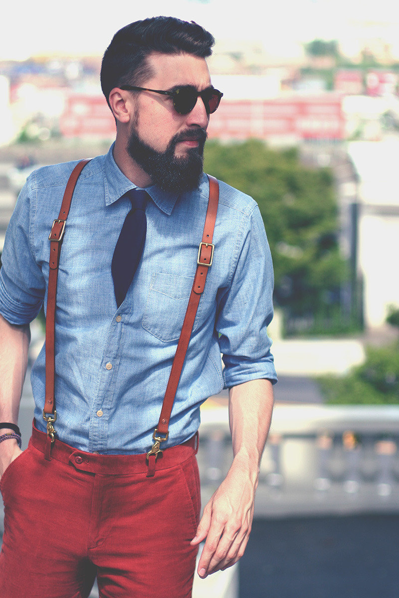 Leather suspenders in a casual look become a bright accent 