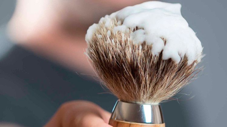 Properly prepared foam should not drain from the shaving brush 