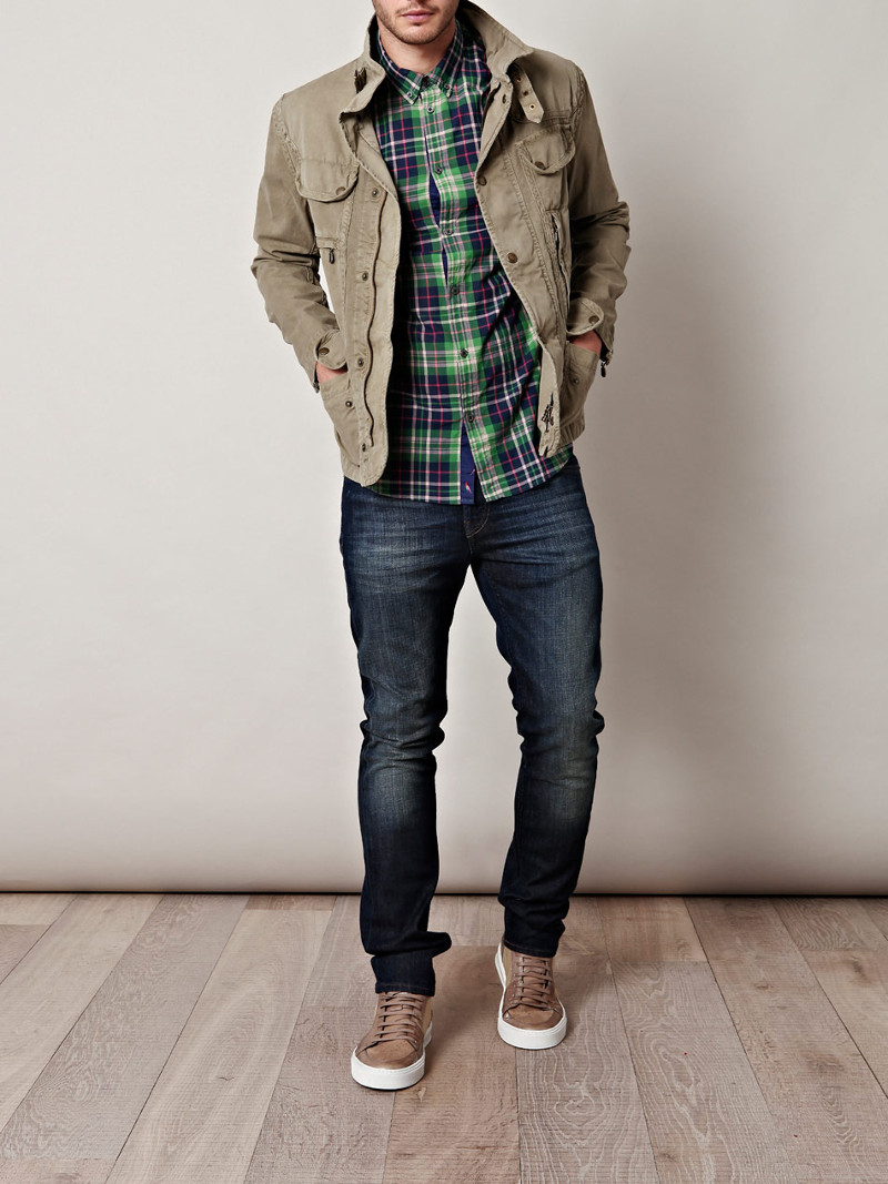 Complement a casual look with beige sneakers, a shirt and a jacket. 