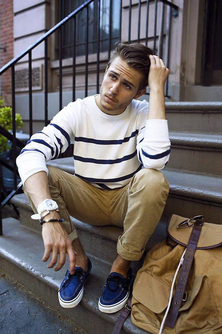 Classic men's beige chinos, a striking striped jumper and comfortable topsiders - a harmonious casual solution! 