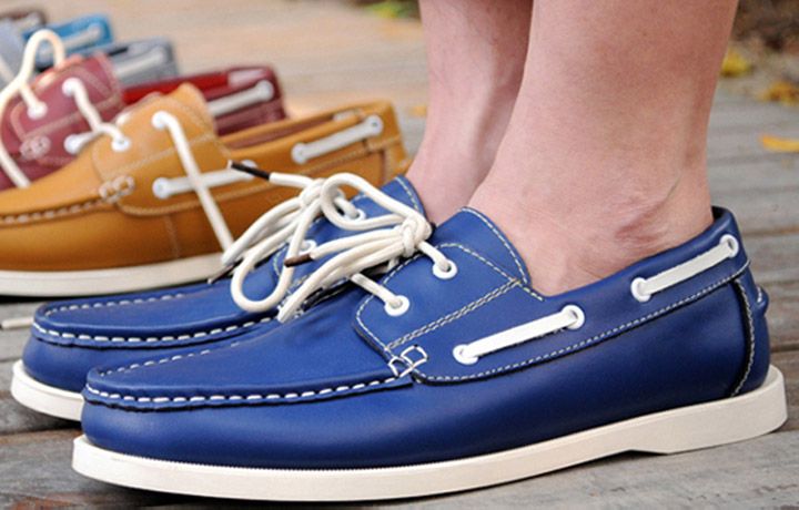Modern topsiders are presented by manufacturers in a variety of color variations. 