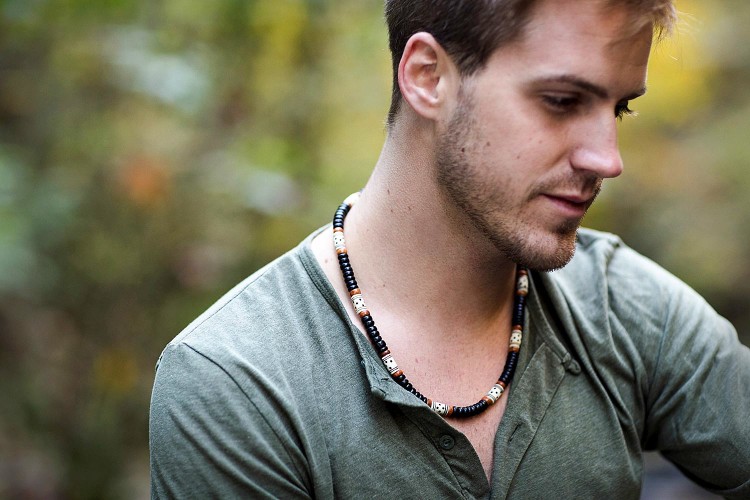 Men's necklace looks impressive in a casual look 
