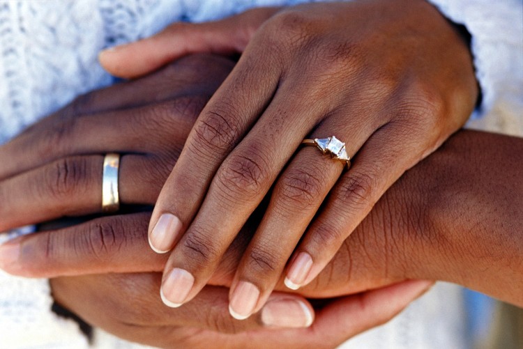 In some cultures, it is customary to wear a wedding ring on the right hand, in others - on the left. 