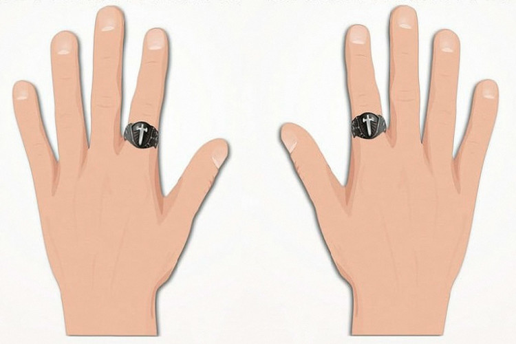 Men's ring on the middle finger 