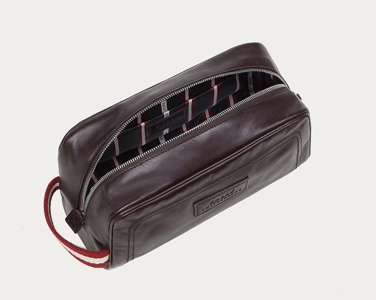 Men's travel bag made of genuine leather - a status and stylish accessory 