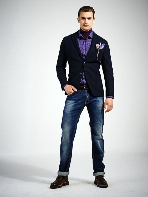 Perfect for an informal party - a blazer with patch pockets, a statement shirt and distressed jeans 