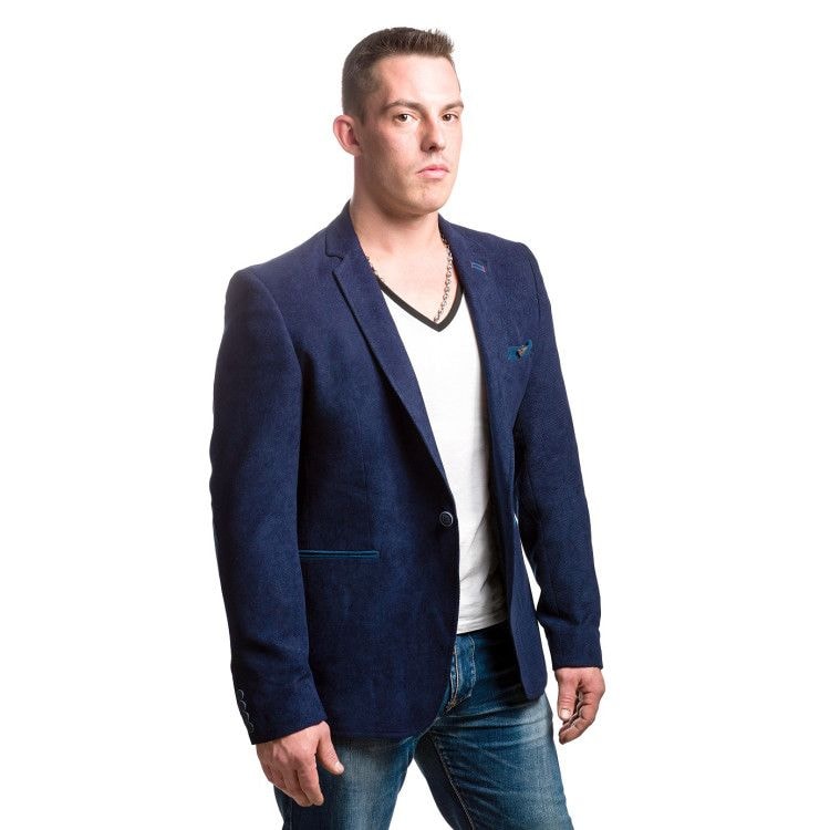 In a set for a T-shirt, it is optimal to choose a moderately restrained and fitted jacket, the most organic are classic-cut jeans 
