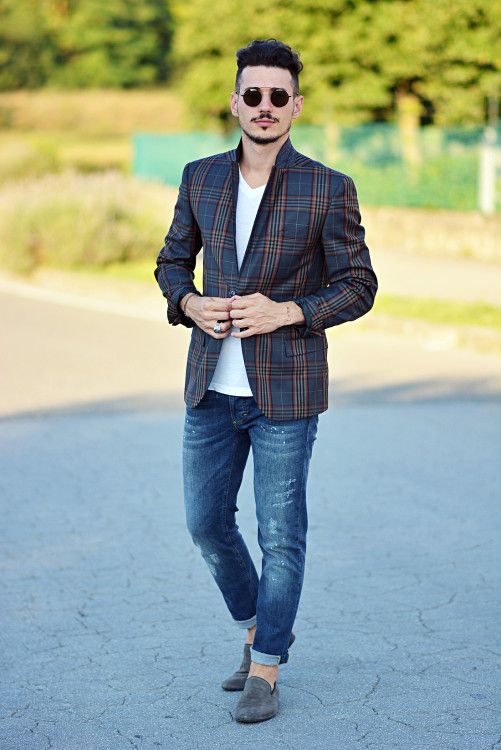 A striking smart casual set consisting of a multicolored checked jacket, a concise T-shirt and distressed jeans 