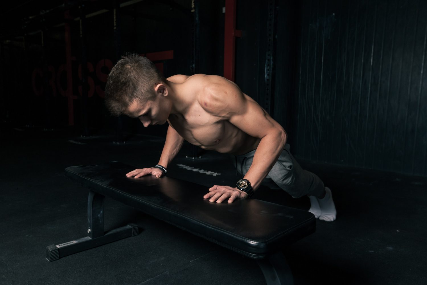 To train the lower chest, you need to place your hands on a dais 