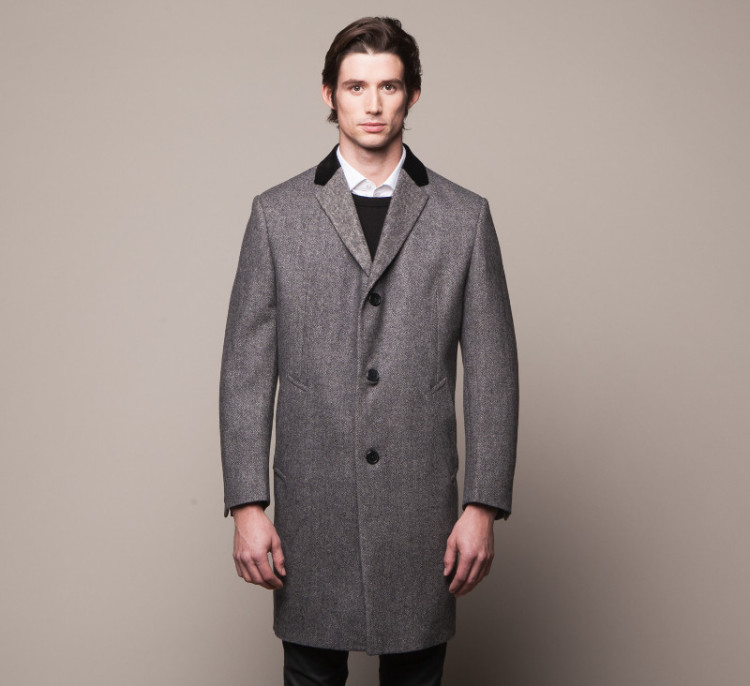 The most classic version of the Chesterfield coat is made of gray wool with a black velvet collar. 