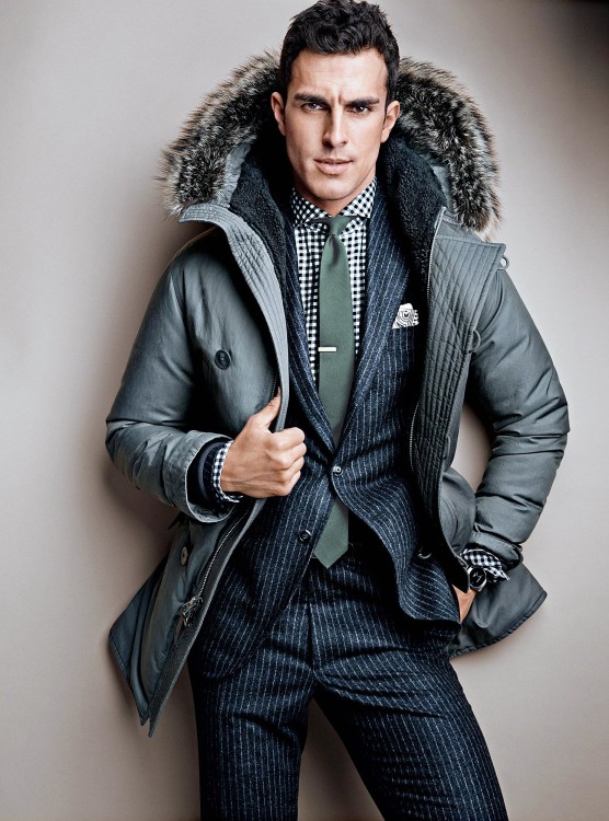 A gray parka with a restrained design in combination with a strict classic suit, a checked shirt and a tie is the best option for an office setting 