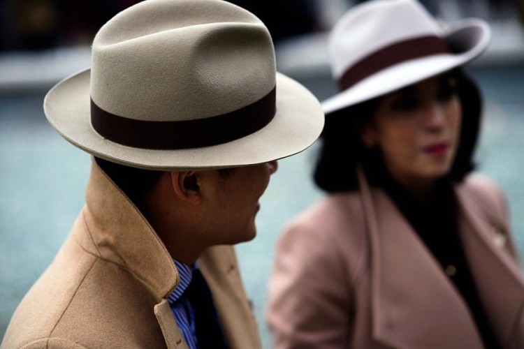The classic men's hat fedor of a discreet neutral color makes the image emphatically stylish 