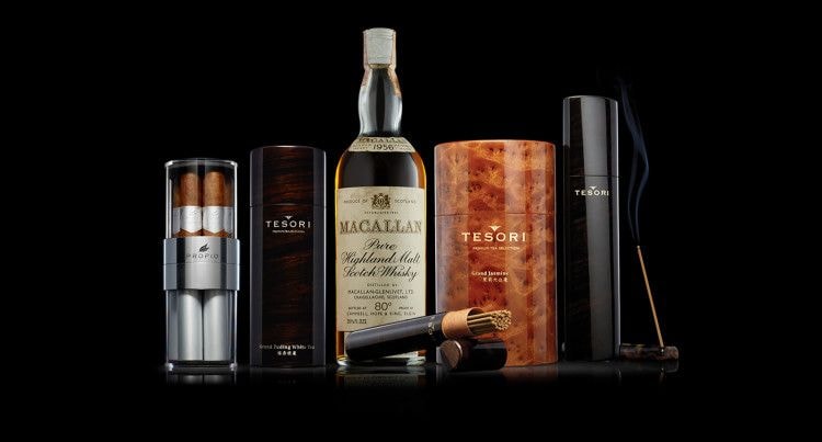 A strong alcoholic drink, complemented by a quality cigar, can become a unique gift set for a real man. 