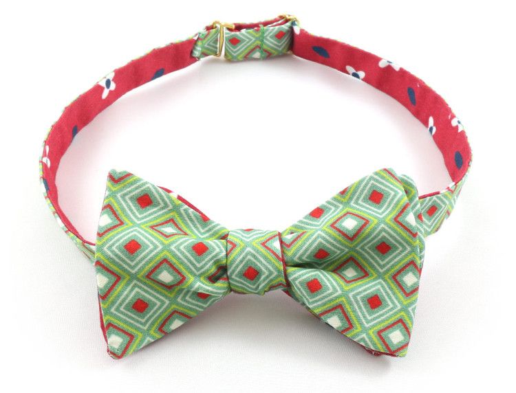 A bright bow tie with a colorful print from the Baboon brand - with it the festive mood will always delight your loved one 