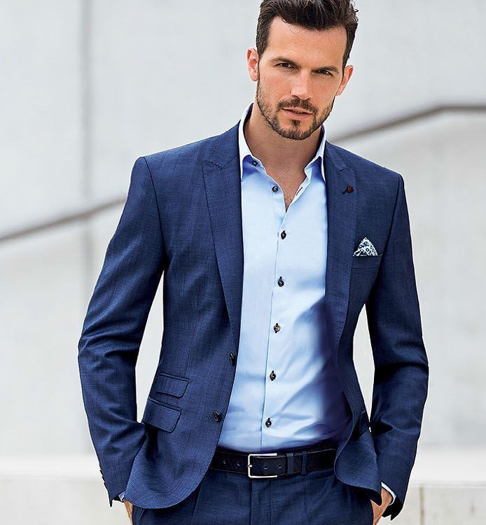 If the shirt fits perfectly, then the image immediately becomes more elegant, even without a tie. 