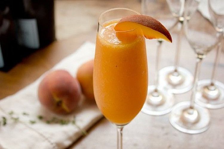 Bellini made of peach puree, prosecco and ice is considered a classic among cocktails 