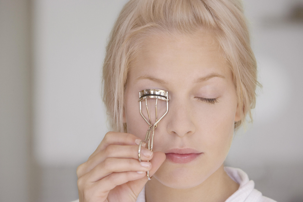 How to use your eyelash curler correctly 